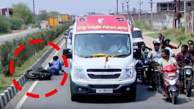 TVK: விபத்துடன் தொடங்கிய விஜய் பயணம்.. வாகனத்தை பின்தொடர்ந்து பைக்கில் வந்த ரசிகர்கள் படுகாயம்!