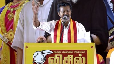 விஜய் என்ன மன்னரா? “மாதம் ஒருமுறை வருவேன்.. நீங்களும் என்னை பார்க்கலாம்” வாக்குறுதியால் விமர்சனம்!