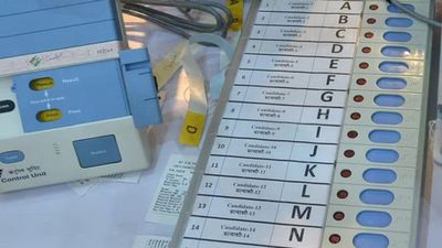  பறக்கும் படை சோதனையில் சிக்கிய 100 டம்மி வாக்குப்பதிவு இயந்திரங்கள்.. கூடவே திமுக வேட்பாளர் படம்!