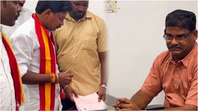 வேட்புமனுவை கரெக்டா நிரப்பி கொடுங்க.. தவெக வேட்பாளரை திருப்பி அனுப்பிய தேர்தல் அதிகாரி!