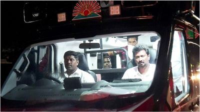 உதயநிதி ஸ்டாலின் பரப்புரை வாகனத்தை நெருங்கி வந்த போலீசார்.. திடீரென ரெய்டு! ராமநாதபுரத்தில் சலசலப்பு