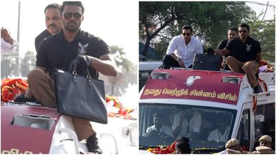 விஜய்யின் பவுன்சர் கையில் இருக்கும் ‘சூட்கேஸ்’.. என்ன அது? இதுதான் விஷயம்!