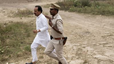 பாஜக வேட்பாளரை புரட்டி எடுத்த.. திரிணாமுல் தொண்டர்கள்! மேற்கு வங்கத்தில் உச்சக்கட்ட பதற்றம்!