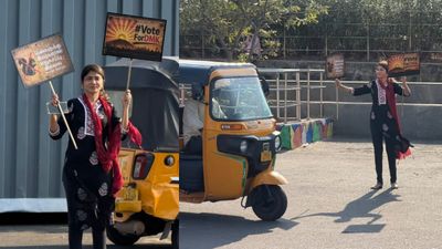 போலீசில் சிக்கிய நடிகை ஜூலி.. மெரினாவில் திமுகவுக்கு ஆதரவு - தவெகவிற்கு எதிர்ப்பு பிரசாரத்தால் வந்த சிக்கல்