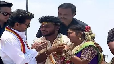 திருவள்ளூர் ரோட்டில் மணமக்களுக்கு மறக்க முடியாத சர்ப்ரைஸ் தந்த விஜய்.. காட்டு தீயாய் பரவும் வீடியோ