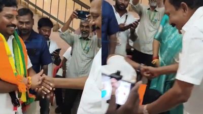 திடீரென.. திமுக வேட்பாளர் காலில் விழுந்த அதிமுக வேட்பாளர்.. வேட்பு மனு தாக்கலின்போது ருசிகரம்!