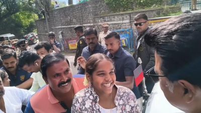 CM சார் நீங்க தான் கெத்து.. TVKலாம் வெத்து! மு.க.ஸ்டாலினுக்கு பூங்கொத்து கொடுத்து வாழ்த்திய சிறுமி!