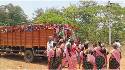 நடுக்காட்டுக்குள் அடைத்து வைக்கப்பட்ட மக்கள்? திமுக வேட்பாளரின் ப்ளானா? ஆத்திரத்தில் அதிமுகவினர்!