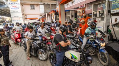பெட்ரோல் விலை லிட்டருக்கு ₹20 உயரும்? தேர்தல் முடிந்த கையோடு விலை உயர்வு? மத்திய அரசு முக்கிய தகவல்