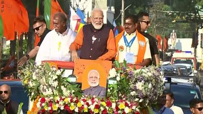 புதுச்சேரியில் பிரதமர் மோடி  ரோடுஷோ.. மலர்தூவி உற்சாக வரவேற்பு கொடுத்த மக்கள்..