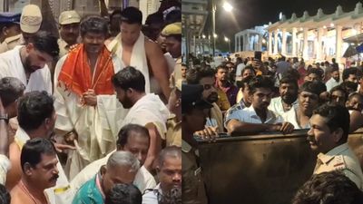 'விஜய் வந்துட்டு போகிற வரைக்கும் நீங்களும் ஒரு போலீஸ்தான்!' திருச்செந்தூரில் ரசிகர்களுக்கு அறிவுரை 