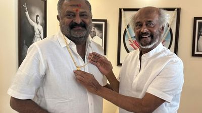 படையப்பா தயாரிப்பாளருக்கு ஐந்து பவுன் தங்க செயின் கொடுத்த ரஜினிகாந்த்.. பெரிய மனசு தான்!