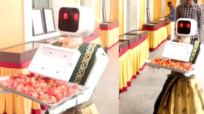 புதுச்சேரியில் தாவணி கட்டி நின்ற