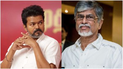 என் தலைவன்.. விஜய்யை போலவே ஆடை அணிந்து வாக்களித்த எஸ்.ஏ.சந்திரசேகர்!