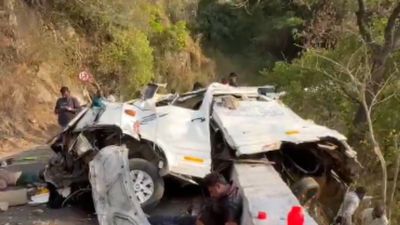 வால்பாறை மலைப்பாதையில் கோர விபத்து.. கொண்டை ஊசி வளைவில் வேன் கவிழ்ந்து 10 பேர் பலி!