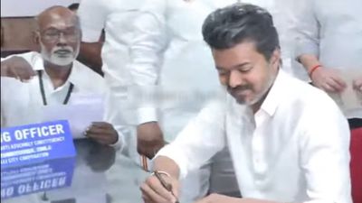 TVK Vijay in Trichy LIVE: பெரம்பூரை தொடர்ந்து.. திருச்சி கிழக்கில் வேட்புமனு தாக்கல் செய்தார் விஜய் 