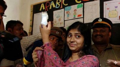 இடதுகை விரலில் காயம்! சுற்றி பேண்டேஜ்! 6 மணி நேர போராட்டத்திற்கு பிறகு வாக்களித்த கேரள பெண்