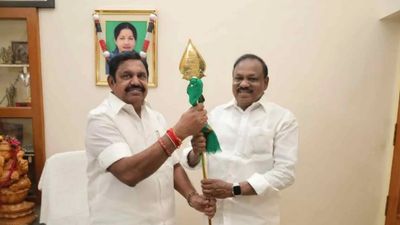 Operation 6: விராலிமலை திமுக வேட்பாளரின் அண்ணன் அதிமுகவில் ஐக்கியம்! தட்டி தூக்கிய மாஜி அமைச்சர்!