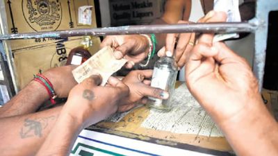அரசு டாஸ்மாக் பாட்டில்களில் 10 ரூபாய் ஸ்டிக்கர் மாயம்? நகர்ப்புற கோவையில் மட்டும் ஏன்? பின்னணி என்ன?