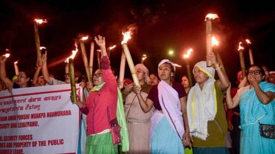 மீண்டும் பற்றி எரியும் மணிப்பூர்! கலவரக்காரர்களின் தாக்குதலை கண்டித்து தொடரும் மக்கள் போராட்டம்