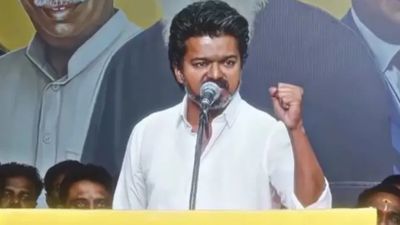 அதே டெய்லர்.. அதே வாடகை.. விஜய் காஸ்ட்யூமில் தவெகவினர்.. தேர்தலுக்கு சம்பவம்