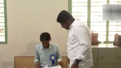 விஜய் காஸ்ட்யூமில் வாக்களித்த அண்ணாமலை.. பதறியடித்து சொன்ன விளக்கம்