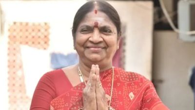  போலீசாரை அசிங்கமாக திட்டி தாக்குதல்..? அதிமுக முன்னாள் அமைச்சர் வளர்மதியின் கணவர் மீது வழக்கு