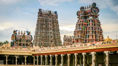 Madurai Meenakshi: மதுரை மீனாட்சியம்மன் கோயில் திருத்தேரோட்டம்.. வடம் பிடித்து இழுத்த பக்தர்கள்! 