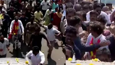 பிரச்சார வாகனத்தில் இருந்து திடீரென சைக்கிளுக்கு தாவிய விஜய்.. காரைக்குடியில் சூழ்ந்த தவெகவினர்! 