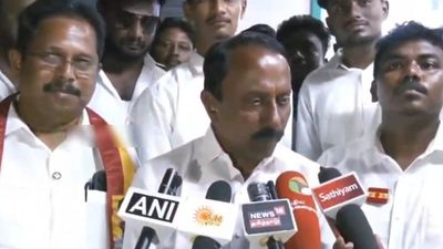 எடப்பாடி கிட்ட ரகசியம் இருக்கா? நான் விட்டால்.. சாக்கடை கிட்ட நின்னு! டென்ஷனான செங்கோட்டையன் 