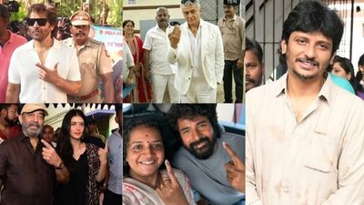 விக்ரம் கோட் வேர்ட் கவனிச்சீங்களா? 2026 தேர்தல் சூடுபிடித்தது! திரை பிரபலங்கள் வாக்களிப்பு.