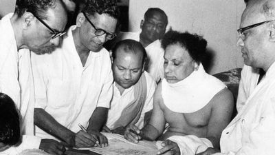 TN Election history: முதலும் கடைசியும்.. 2 தேர்தல்கள்.. மருத்துவமனையில் படுத்தபடி ஜெயித்த எம்.ஜி.ஆர்