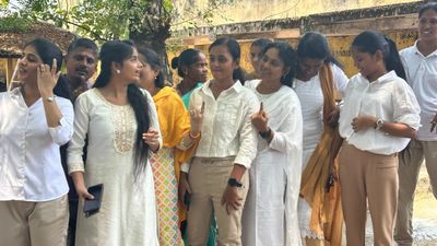 திருச்சியில் “வெள்ளை சட்டை – காக்கி பேண்ட்” டிரெண்ட்.. விஜய் ஸ்டைலில் வந்த இளம் வாக்காளர்கள்!