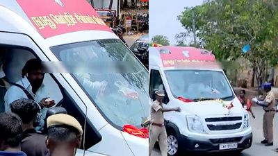 சிவகங்கை அருகே விஜய்யின் பிரச்சாரத்தை வழிமறித்த பறக்கும் படையினர்! பரபரப்பு!