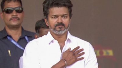 கொத்தாக காலியாகும் டெபாசிட்.. தவெக விஜய்க்கு பெரிய சிக்கல்.. 3 பெரிய சர்வேவில் இருக்கும் வார்னிங்! 