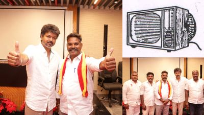 கழுத்தை அறுத்த எடப்பாடி வேட்பாளர்? டிவி சின்னத்துக்கு ஓட்டு போடுங்க! திடீரென முடிவை மாற்றிய விஜய்! 