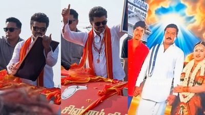 ரசிகர் கொடுத்த சங்கீதா போட்டோ, பார்த்ததும் விஜய் செய்த செயல்.. இது விஜயகாந்துக்காக நடந்த மாற்றமா?