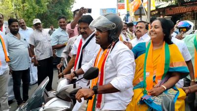 அக்காடா.. தம்பிடா.. வானதி சீனிவாசனுடன் ஒரே பைக்கில் அண்ணாமலை பிரச்சாரம்! 