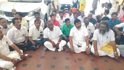 அராஜகம் நடக்குது.. கோவை தெற்கில் தேர்தல் ரத்து செய்யணும்.. அதிமுக வேட்பாளர் தர்ணா