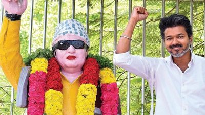 எம்ஜிஆருக்கு பின் புதிய சாதனை படைத்த விஜய்.. வரலாறு திரும்பியது! முதல் தேர்தலிலேயே ஆட்சி அரியணை