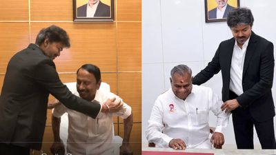 புஸ்சிக்கு ஸ்வீட்.. செங்கோட்டையன் தோளை பிடித்து சீட்டில் உட்கார வைத்த விஜய்.. கோட்டையில் சுவாரசியம்