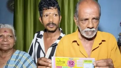கேரள விஷு பம்பர்: ஒரே நாளில் கோடீஸ்வரர் ஆன ஏழை முதியவர்.. சாலையோர வியாபாரிக்கு ரூ.12 கோடி அதிர்ஷ்டம்!