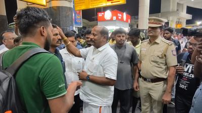 “நீ நல்லா சாப்பிட்டிருக்க.. நான் சாப்பிடல”.. பயணியிடம் சம்பந்தமே இல்லாமல் பேசிய அமைச்சர் பார்த்திபன்