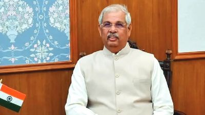 சிக்கல் மேல் சிக்கல்.. இன்னும் சில மணி நேரங்களில் கேரளா செல்லும் ஆளுநர்.. விஜய் பதவியேற்பு நடக்காதா?