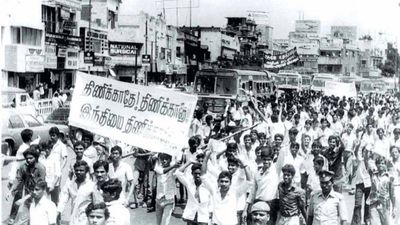 இன்று நேற்றா? 1968ல் தொடங்கிய மும்மொழிக் கொள்கைக்கு எதிரான கலகக் குரல்.. தொடருமா விஜய் அரசு?