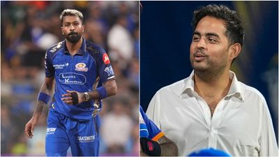 ஹர்திக் பாண்டியாவை தவிர்க்கும் அம்பானி.. பெயரை கூட பதிவிடாத மும்பை அணி.. என்ன நடக்கிறது?