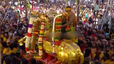 மதுரை சித்திரை திருவிழா! பச்சை பட்டுடுத்தி வைகை ஆற்றில் இறங்கினார் அழகர்!
