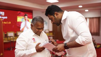 தவெகவில் புதிய அதிகார மையம்.. கூடுதல் பவரோடு ஆதவ் அர்ஜுனா, புஸ்ஸி ஆனந்த்.. கவனிச்சீங்களா? 