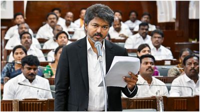 விஜய்யுடன் நின்றவர்களுக்கே அமைச்சரவையில் இடம்.. கடைசி நேரத்தில் தவெகவில் இணைந்தவர்கள் புறக்கணிப்பு!