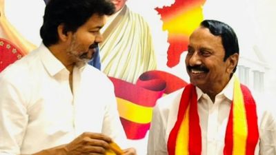 செங்கோட்டையன் கோபியில் ஊதுவாரா விசில்? 40 வருட கோட்டையில் இன்று வரலாறு படைப்பாரா தளபதியின் தளபதி